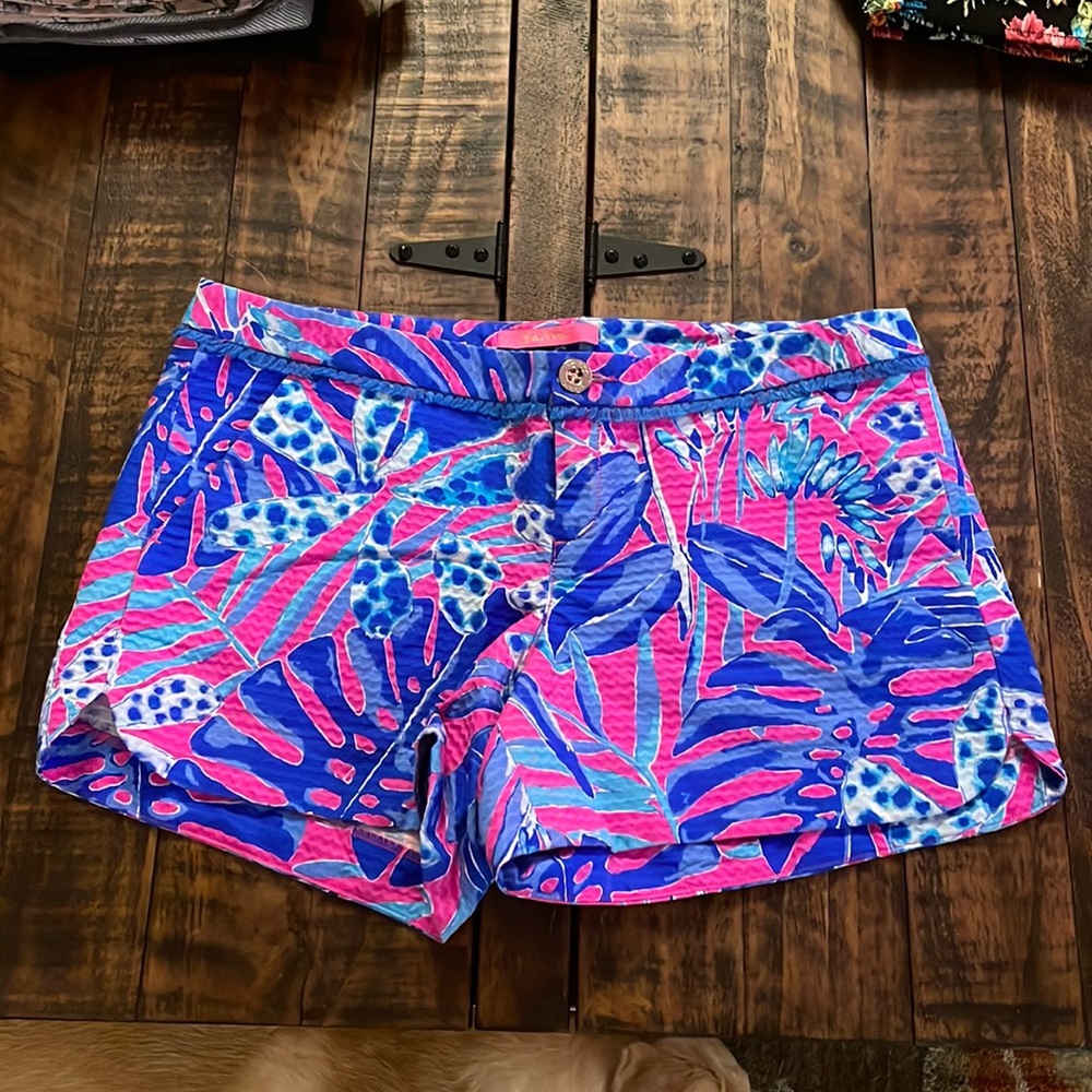 Lilly Pulitzer Adie short in Cliffside Garden.